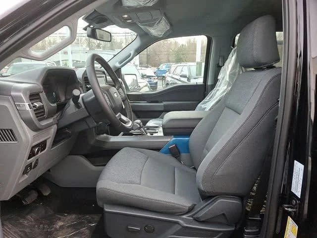 2025 Ford F-150 Lightning XLT - Photo 9
