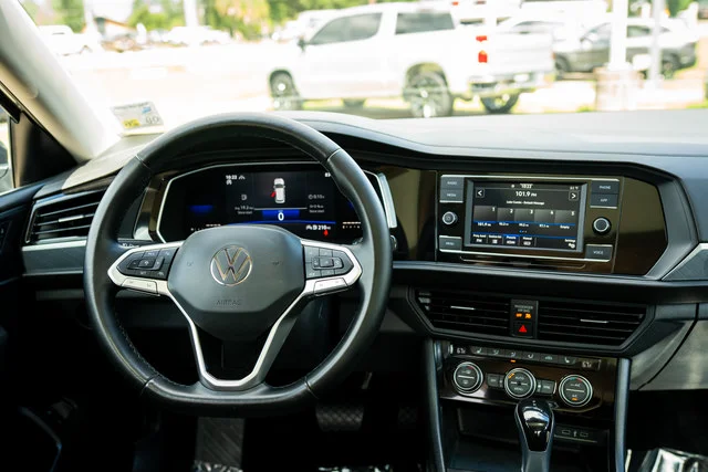 Used 2022 Gray Volkswagen SE image 6
