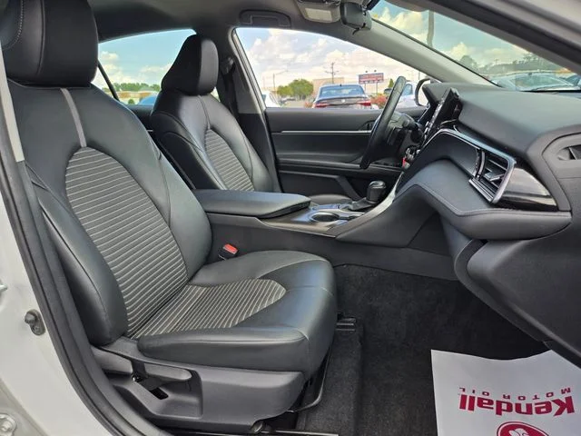 Used 2022 White Toyota SE image 19