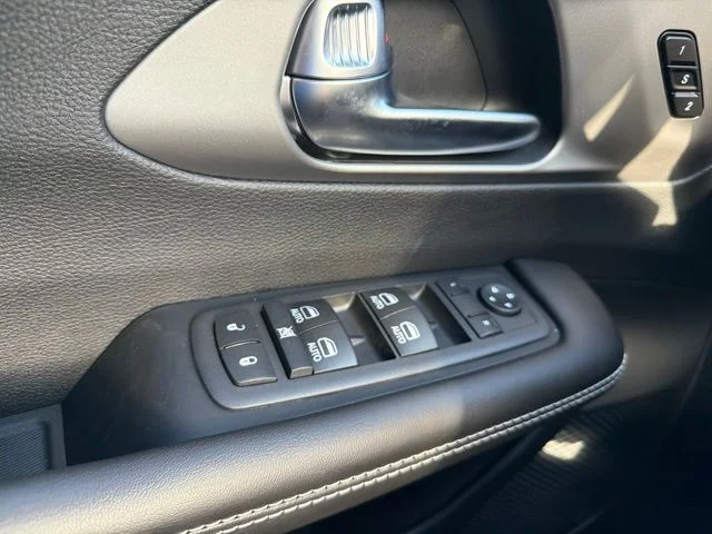 New 2027 White/off-white Chrysler Select image 20