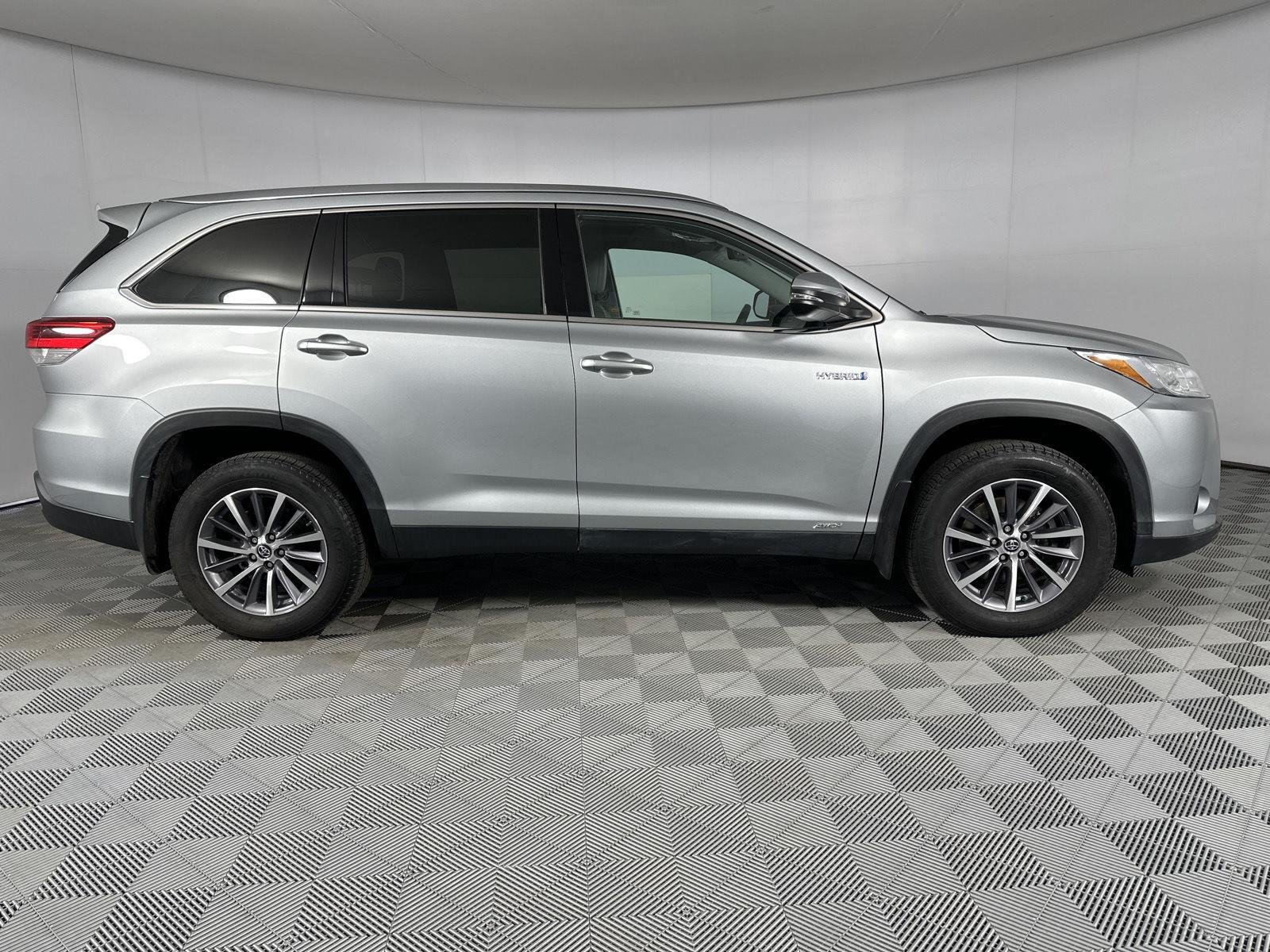 Used 2019 Celestial Silver Metallic Toyota XLE image 8