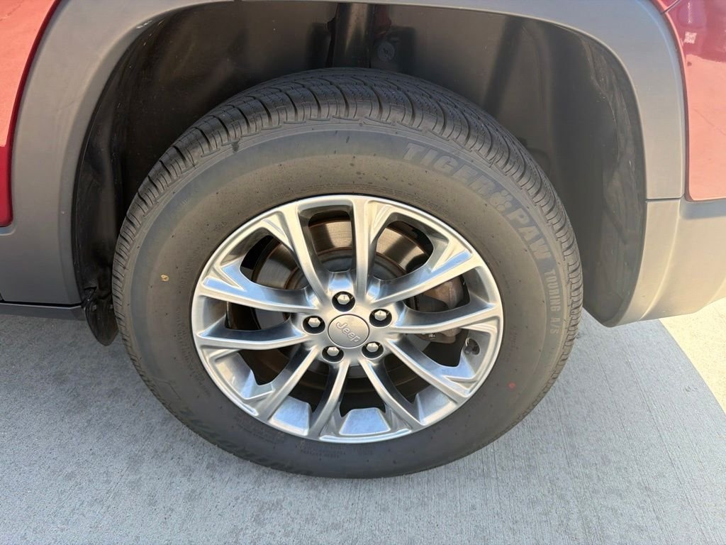 Used 2019 Red Jeep Latitude Plus image 9