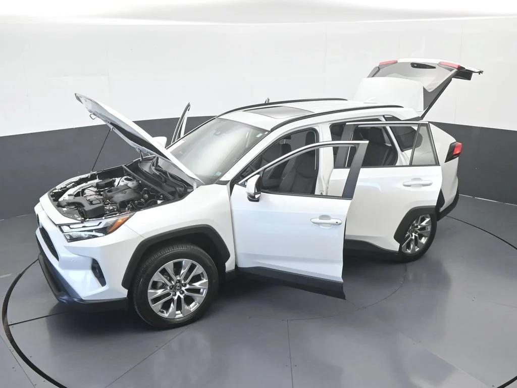 Used 2025 White Toyota XLE Premium image 61
