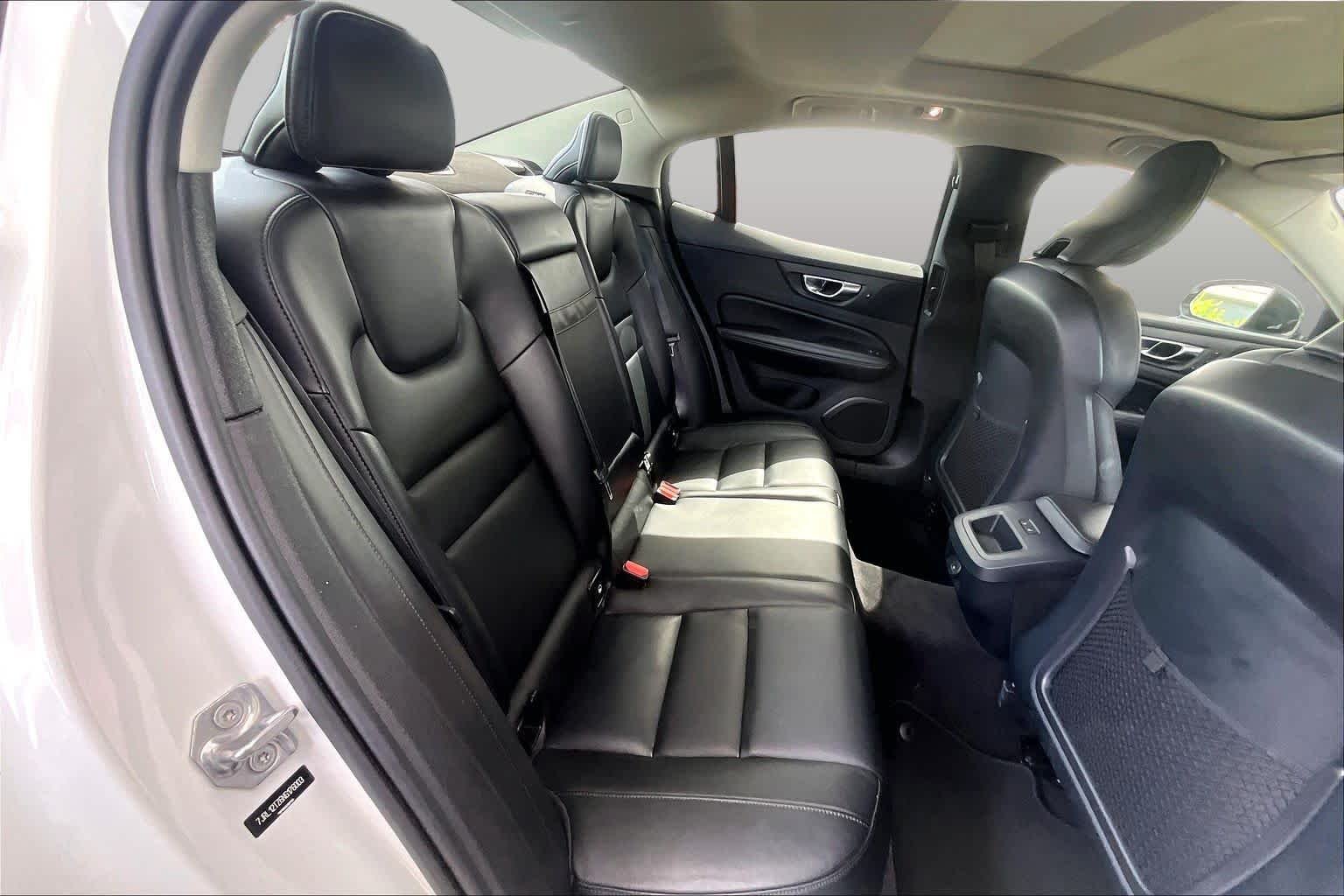 Used 2022 Crystal White Metallic Volvo Momentum image 21