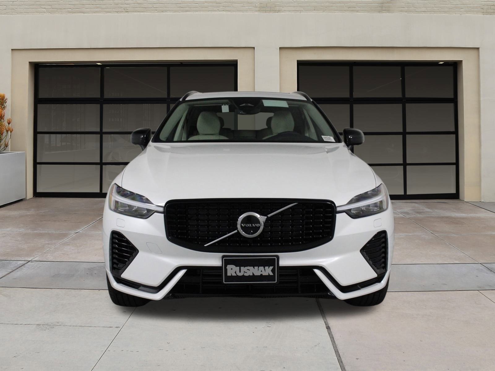 2025 Volvo XC60 Hybrid T8 Plus photo 2