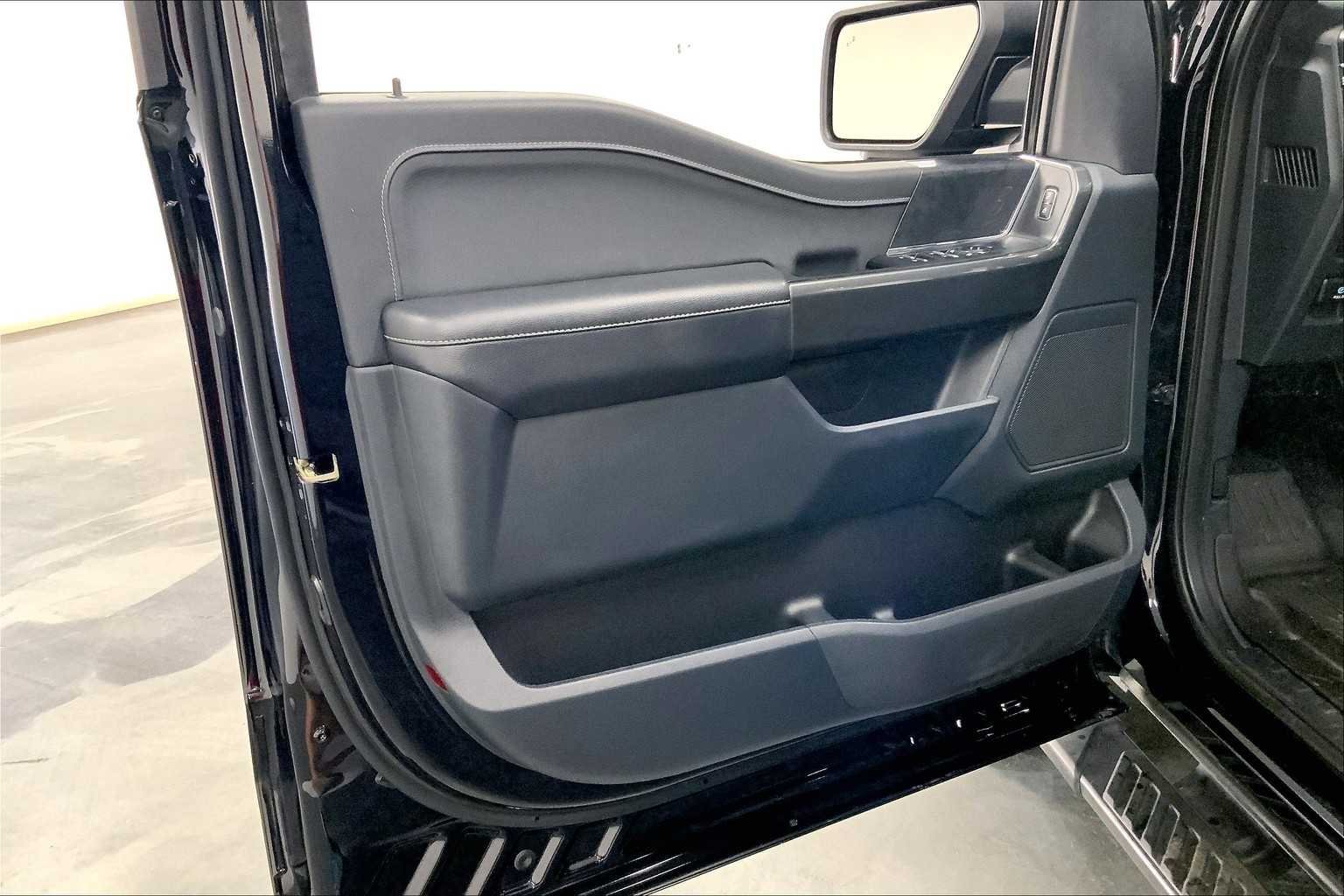 Used 2022 Agate Black Metallic Ford XLT image 19