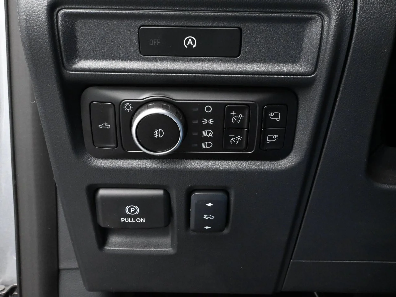 Used 2025 Silver Metallic Ford Lariat image 17