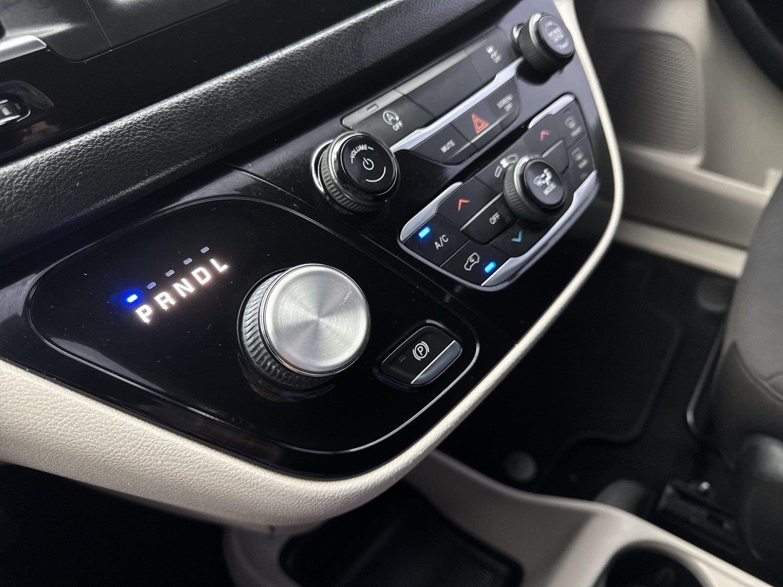Used 2022 WHITE Chrysler LX image 27