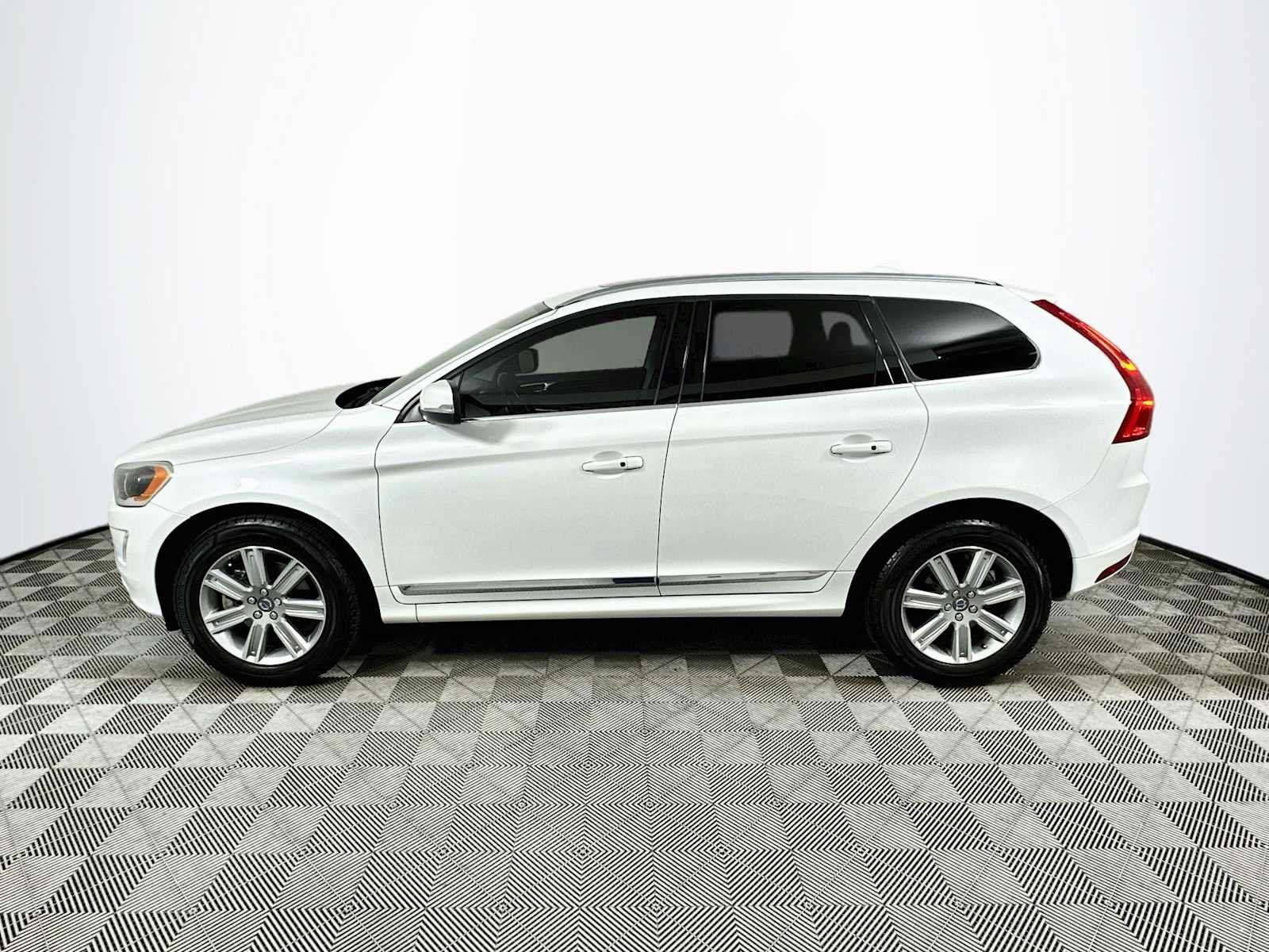 Used 2017 Crystal White Pearl Metallic Volvo Inscription image 4