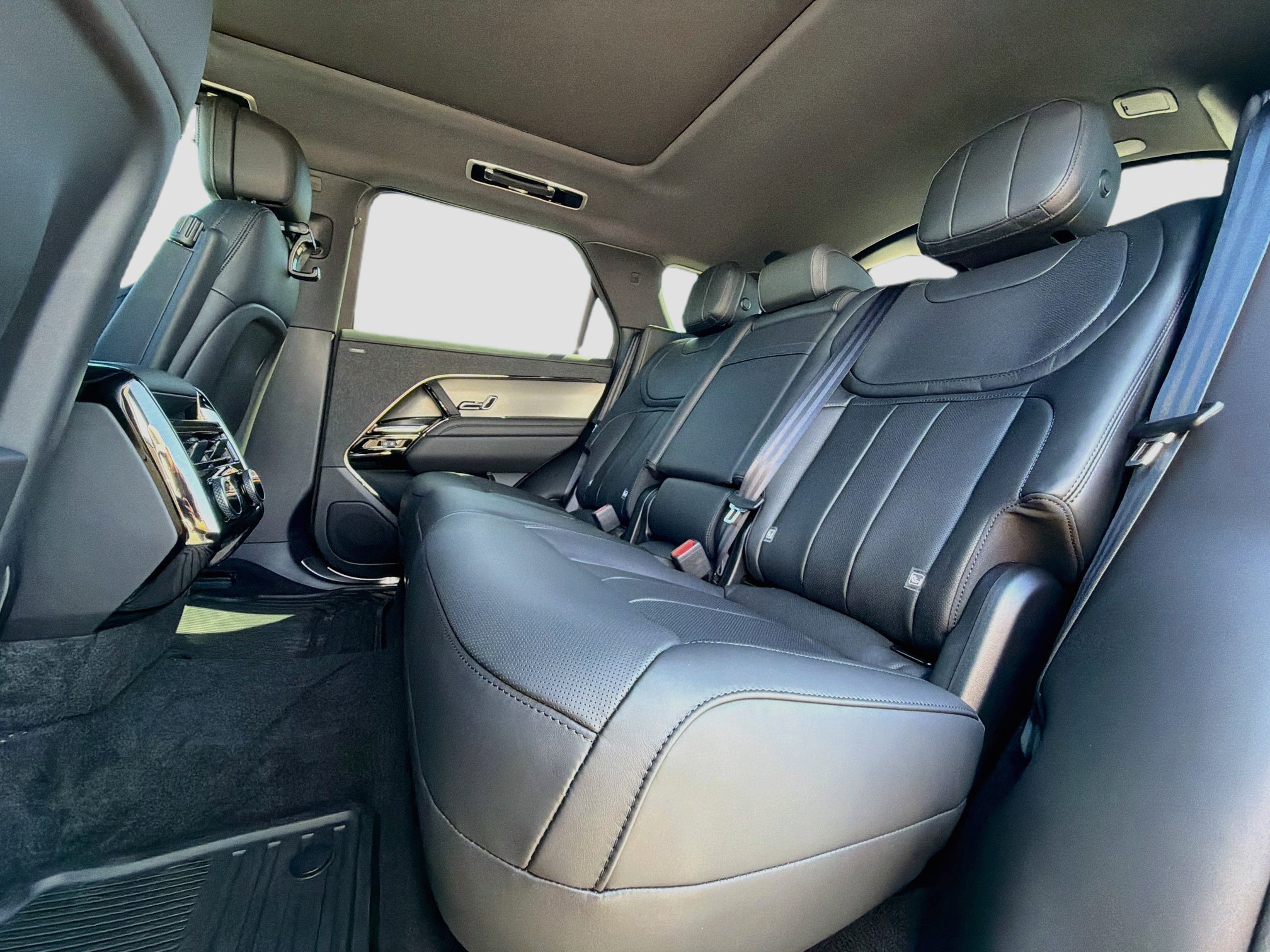 New 2027 Santorini Black Land Rover SE image 22