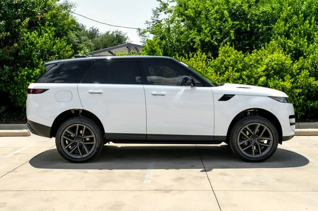 New 2026 Fuji White Land Rover SE image 9