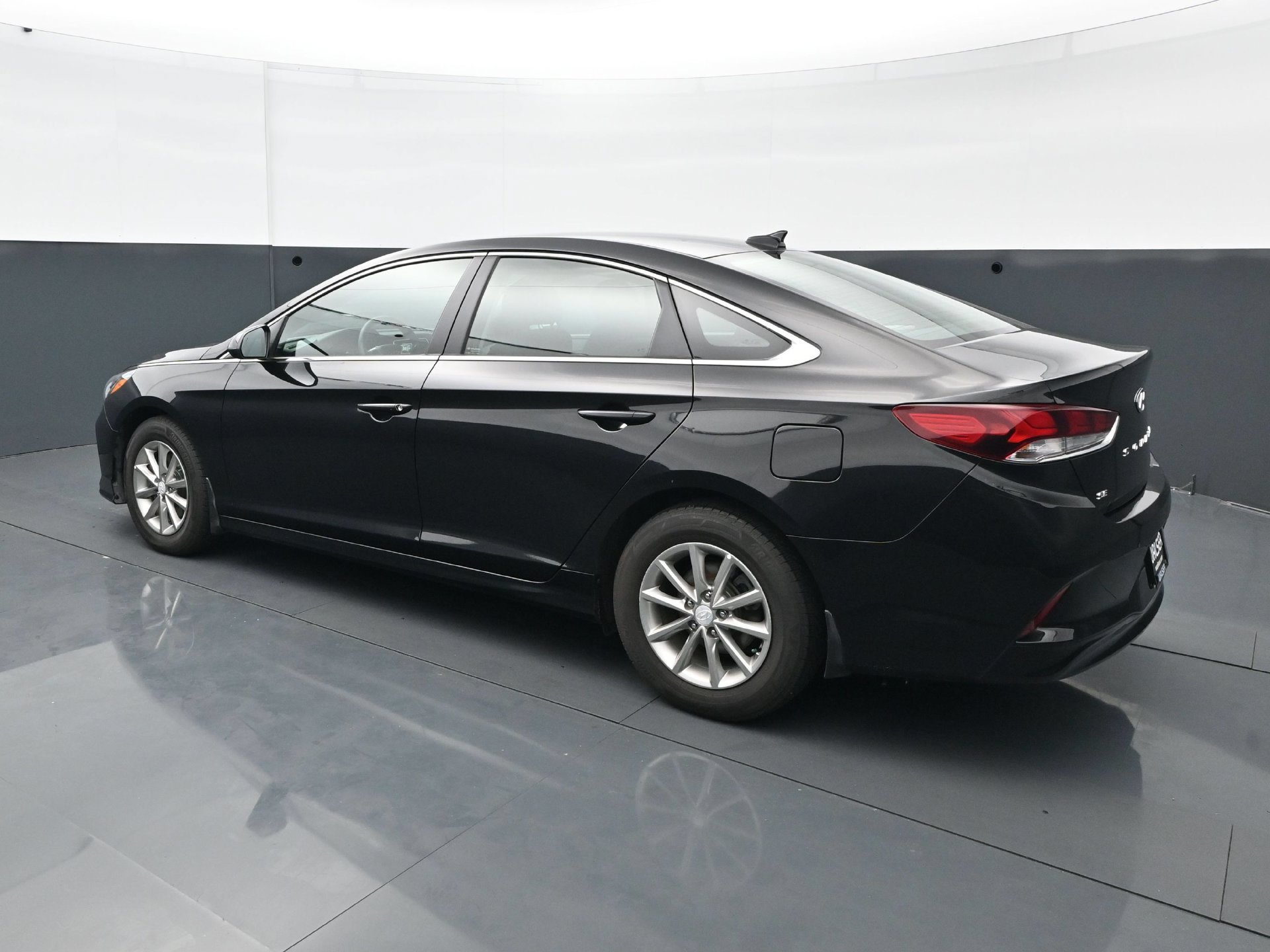 Used 2019 Phantom Black Hyundai SE 2.4L image 3
