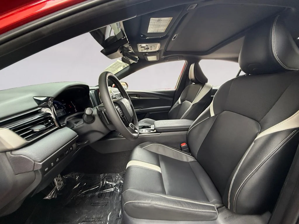 2025 Toyota Camry SE - Photo 10