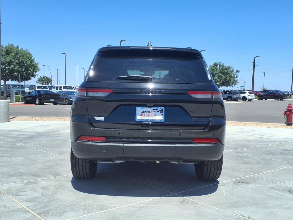 New 2025 Diamond Black Crystal Pearl-Coat Exterior Paint Jeep Limited image 5