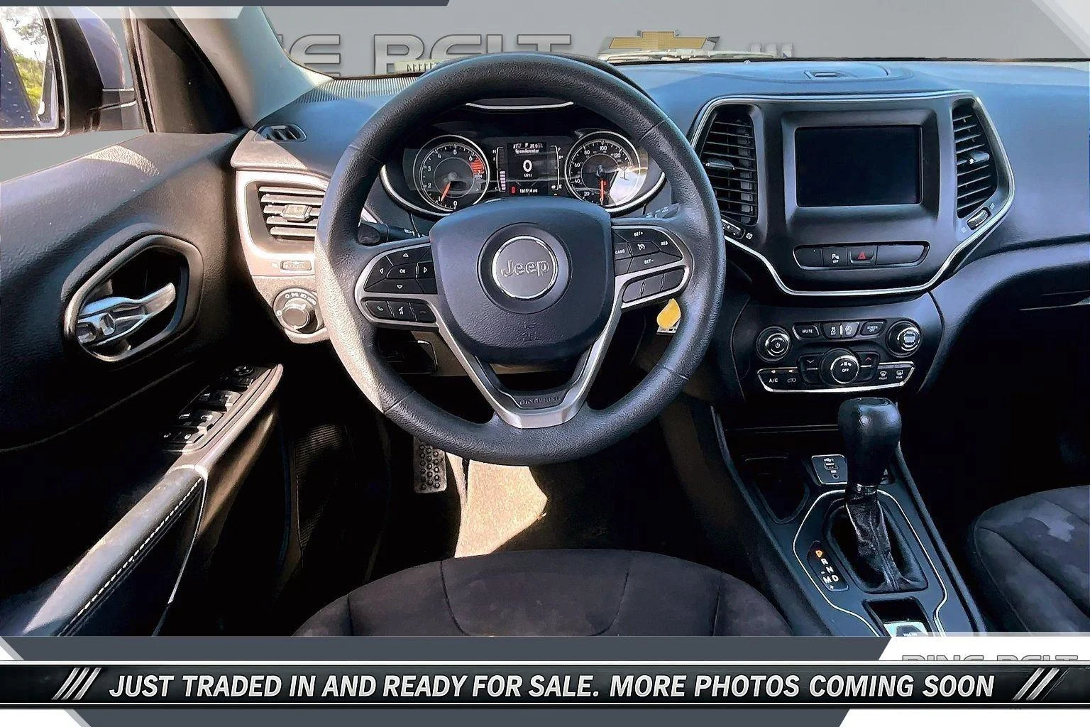 Used 2020 Silver Jeep Latitude FWD image 5