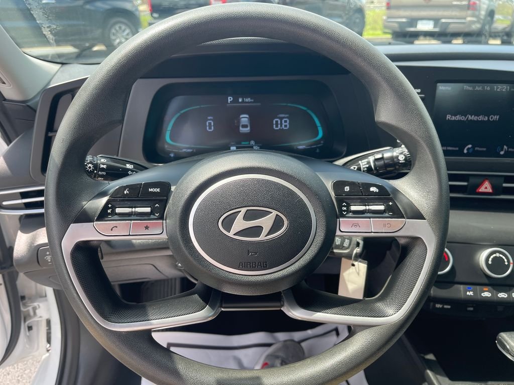 Used 2025 White Hyundai SE image 17