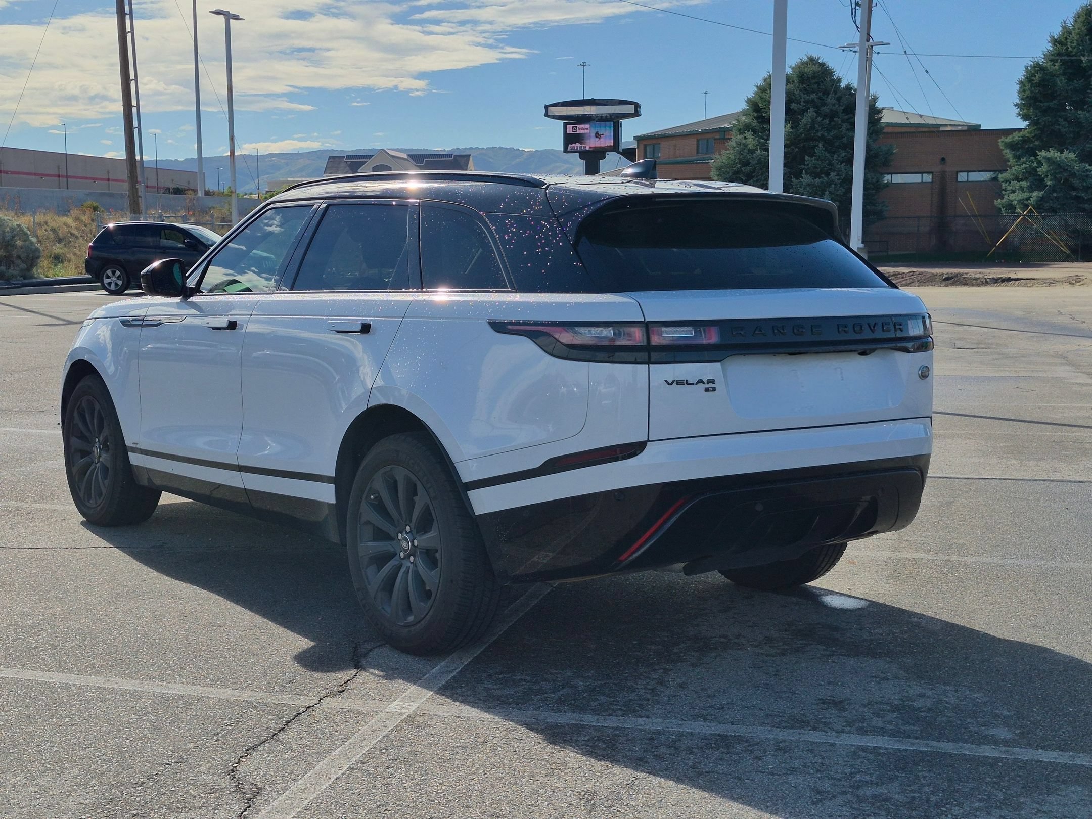 Used 2021 White Land Rover R-Dynamic S image 5