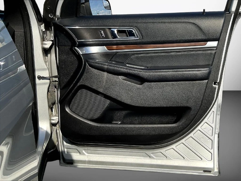 Used 2016 Silver Ford Limited image 29