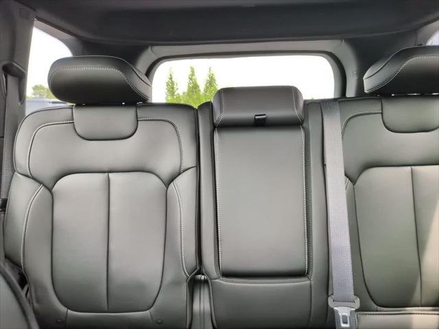 New 2026 Diamond Black Crystal Pearlcoat Jeep Limited image 24