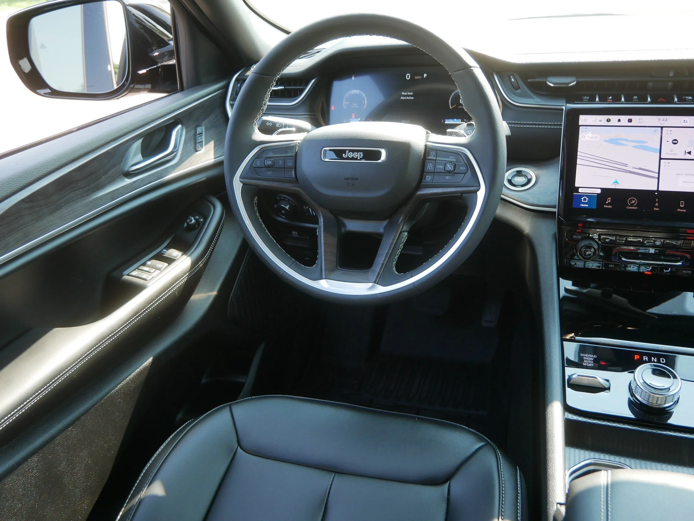 Used 2025 Diamond Black Crystal Pearlcoat Jeep Limited image 9