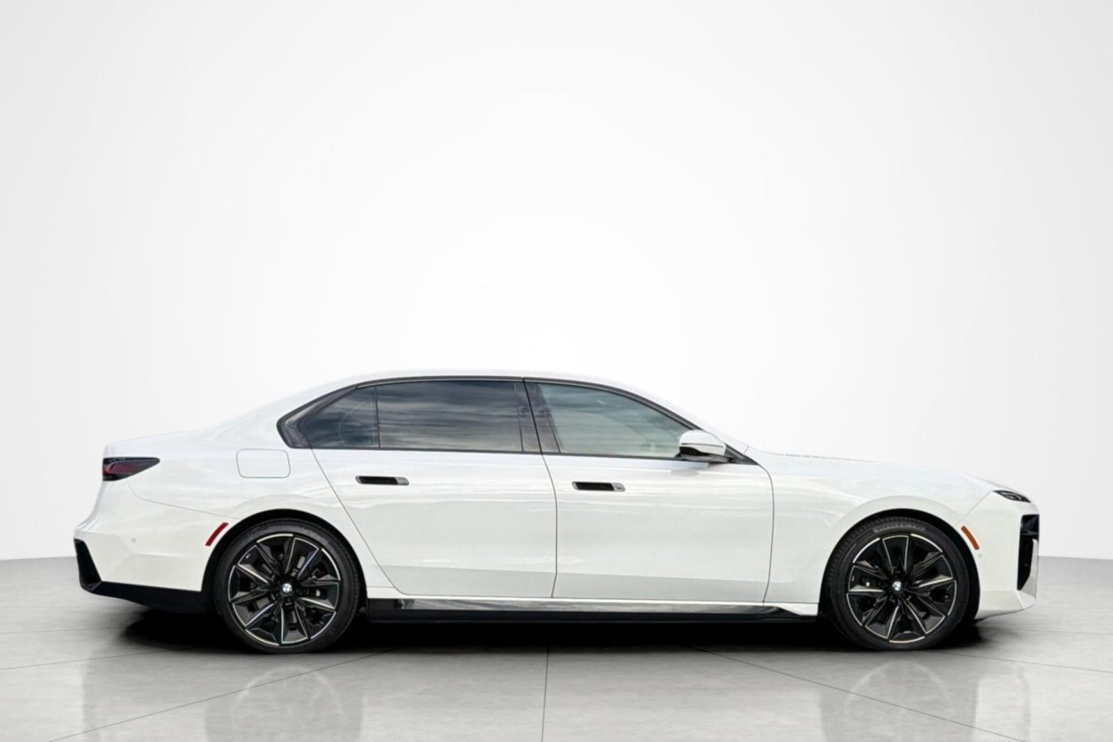 Used 2023 Alpine White BMW xDrive60 image 6
