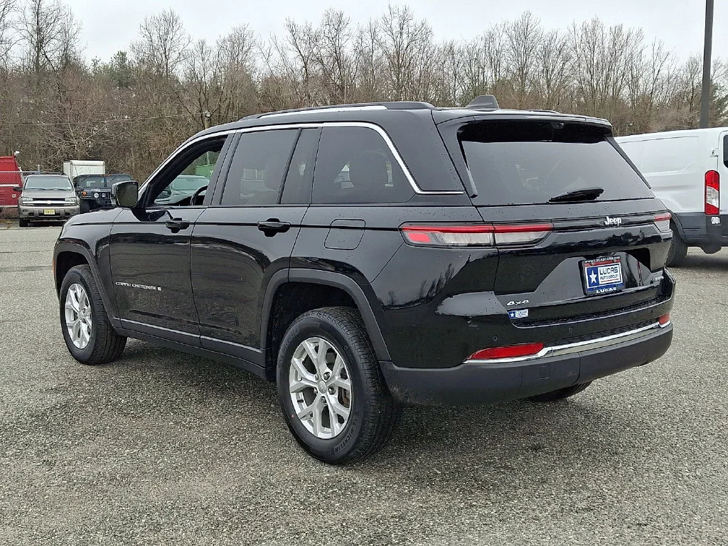 Used 2023 Diamond Black Crystal Pearlcoat Jeep Limited image 8