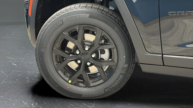 New 2026 Diamond Black Crystal Pearl-Coat Exterior Paint Jeep Altitude image 29