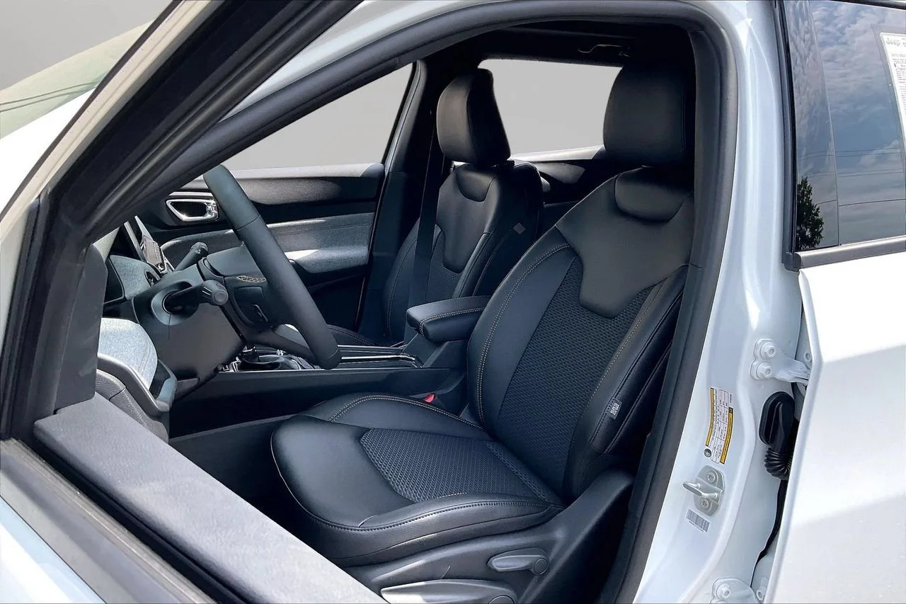 New 2026 Bright White Clearcoat Jeep Latitude image 17
