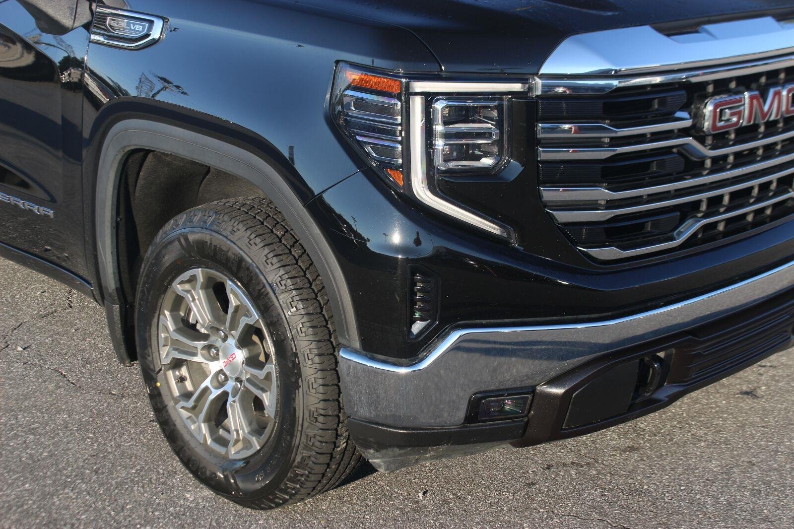 Used 2025 Onyx Black GMC SLT image 9
