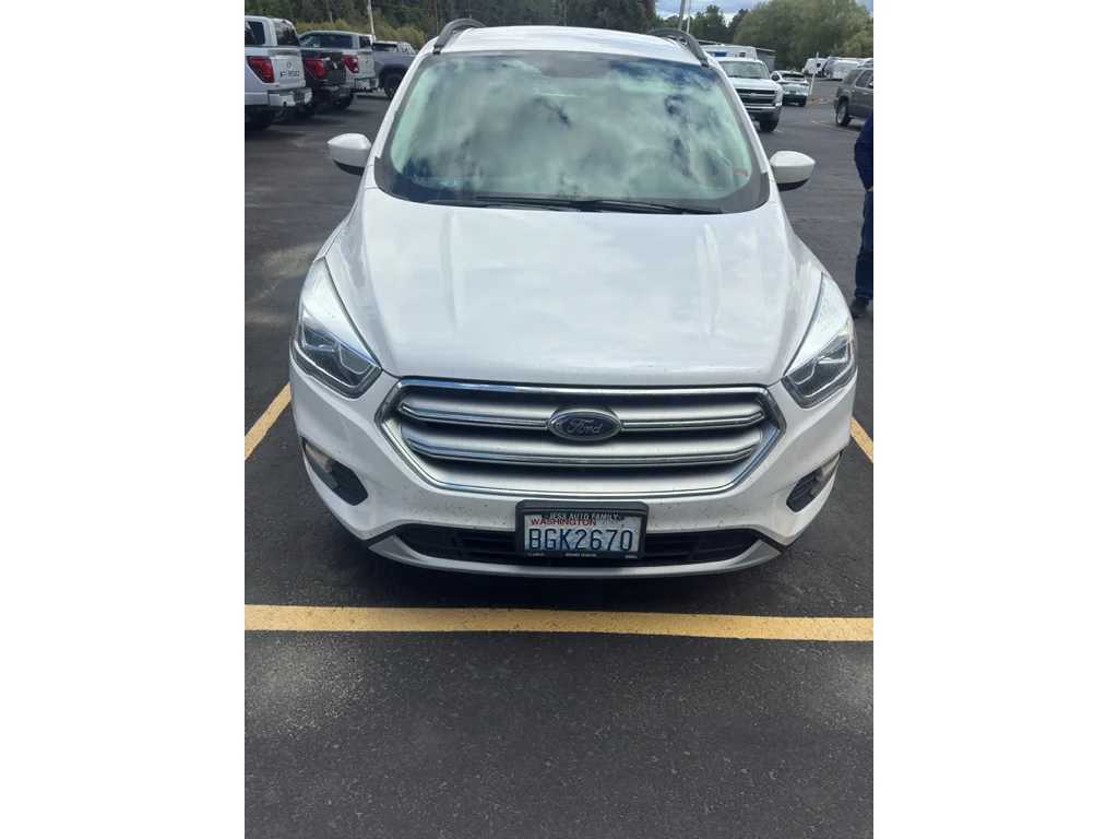 Used 2017 White Platinum Tri-Coat Metallic Ford SE image 2