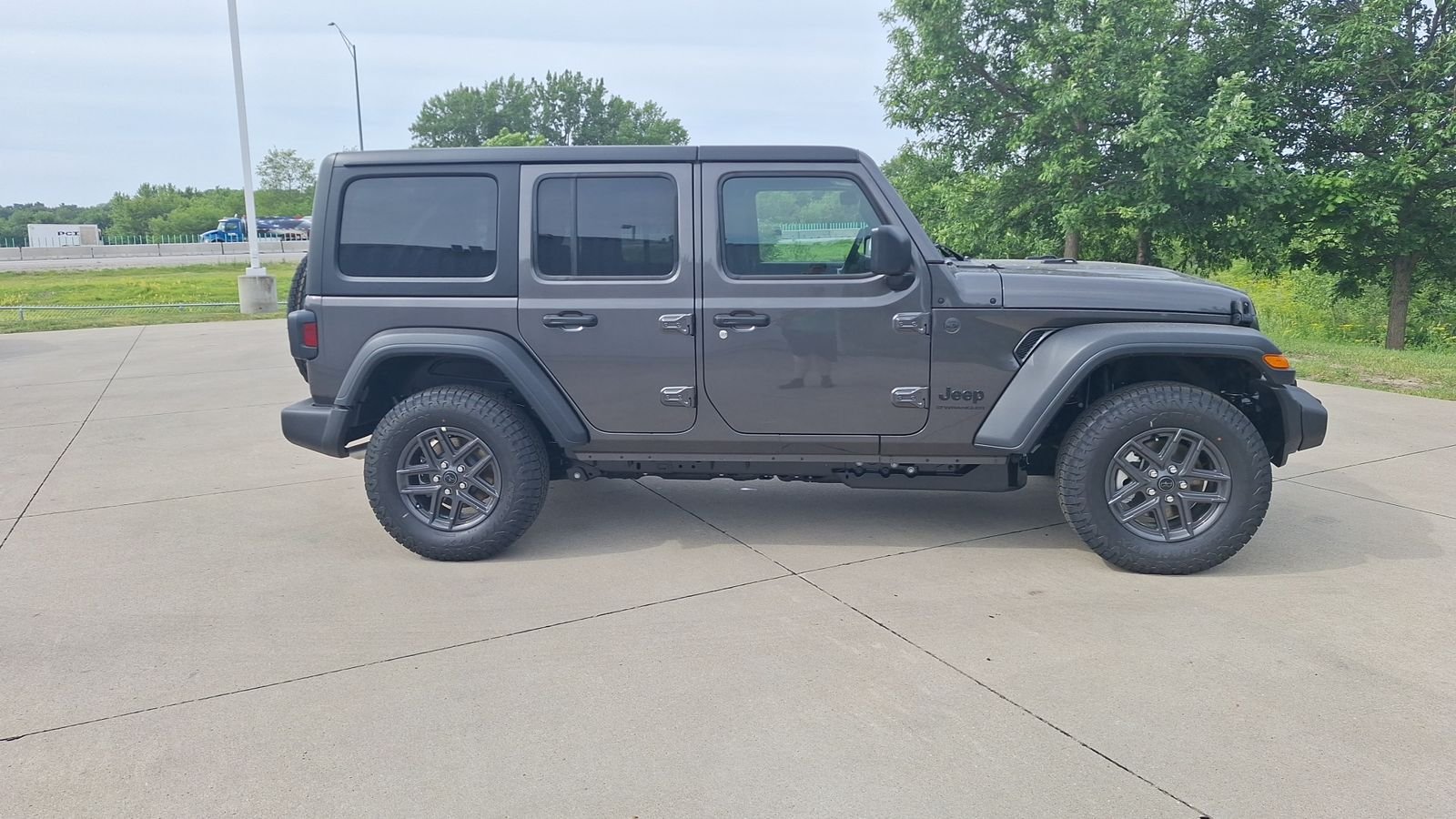 New 2026 Granite Crystal Metallic Clear-Coat Exterior Paint Jeep Sport S image 2