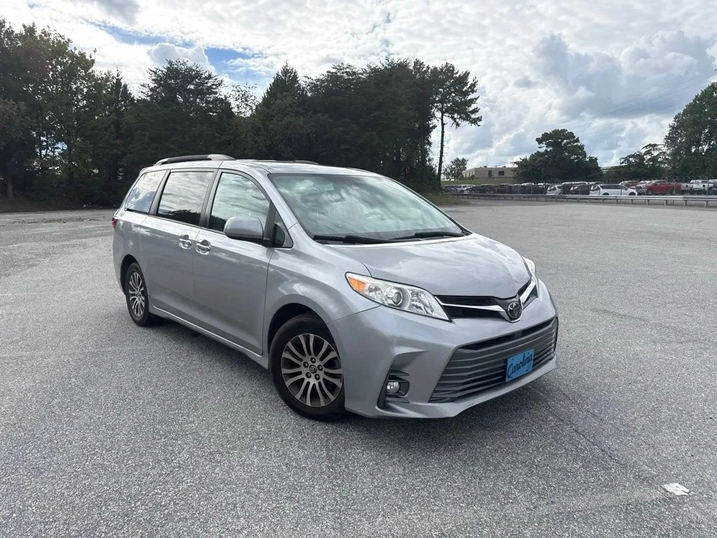 Used 2018 Silver Toyota XLE Premium image 7