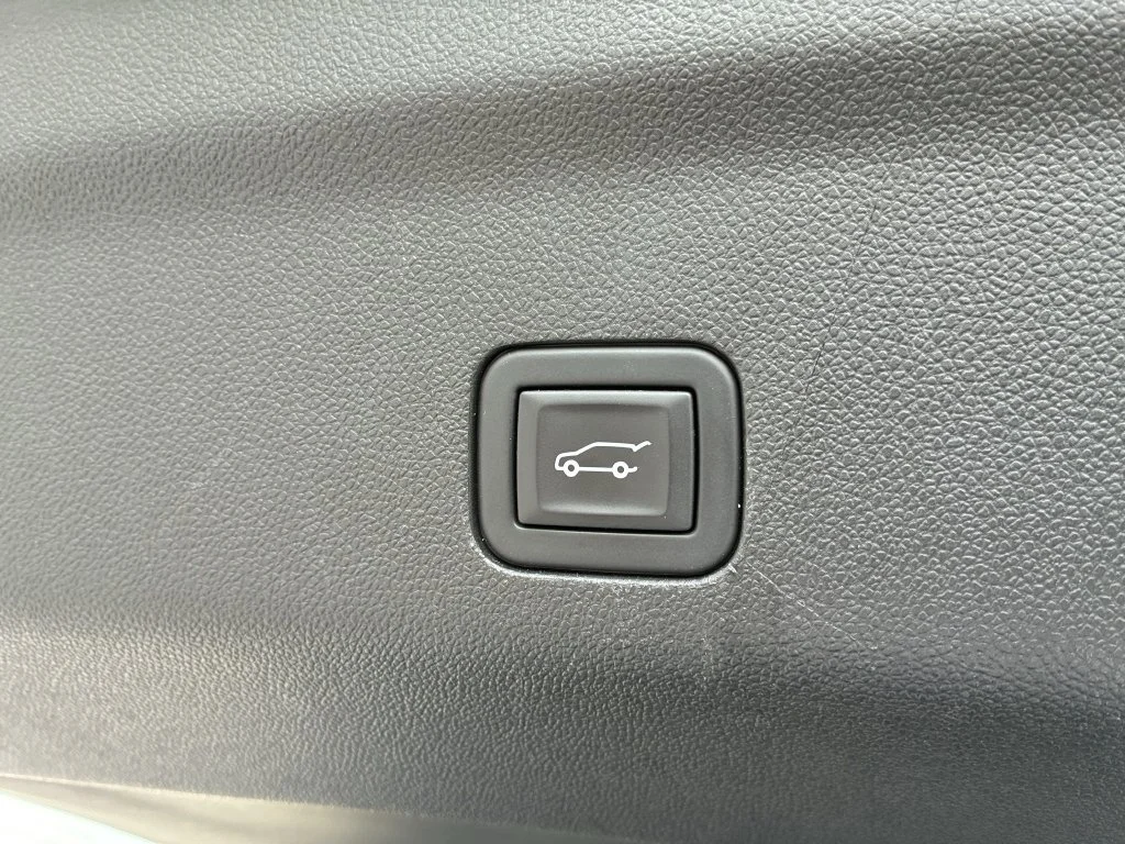 Used 2023 SUMMIT WHITE Chevrolet Premier image 20