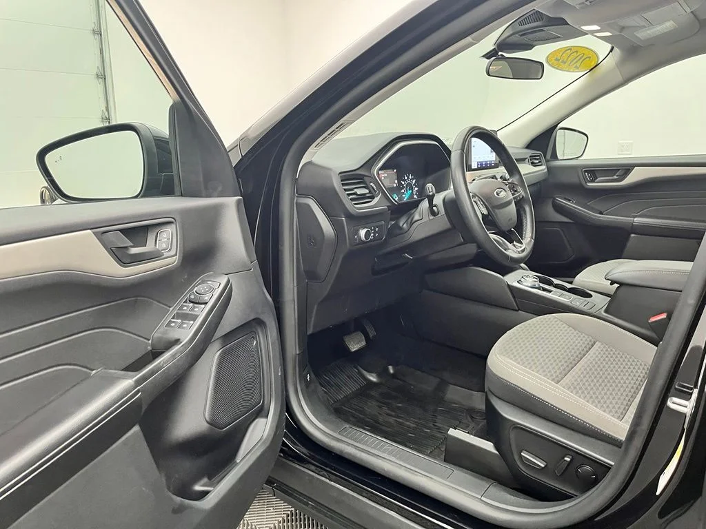Used 2022 Black Ford SE image 19