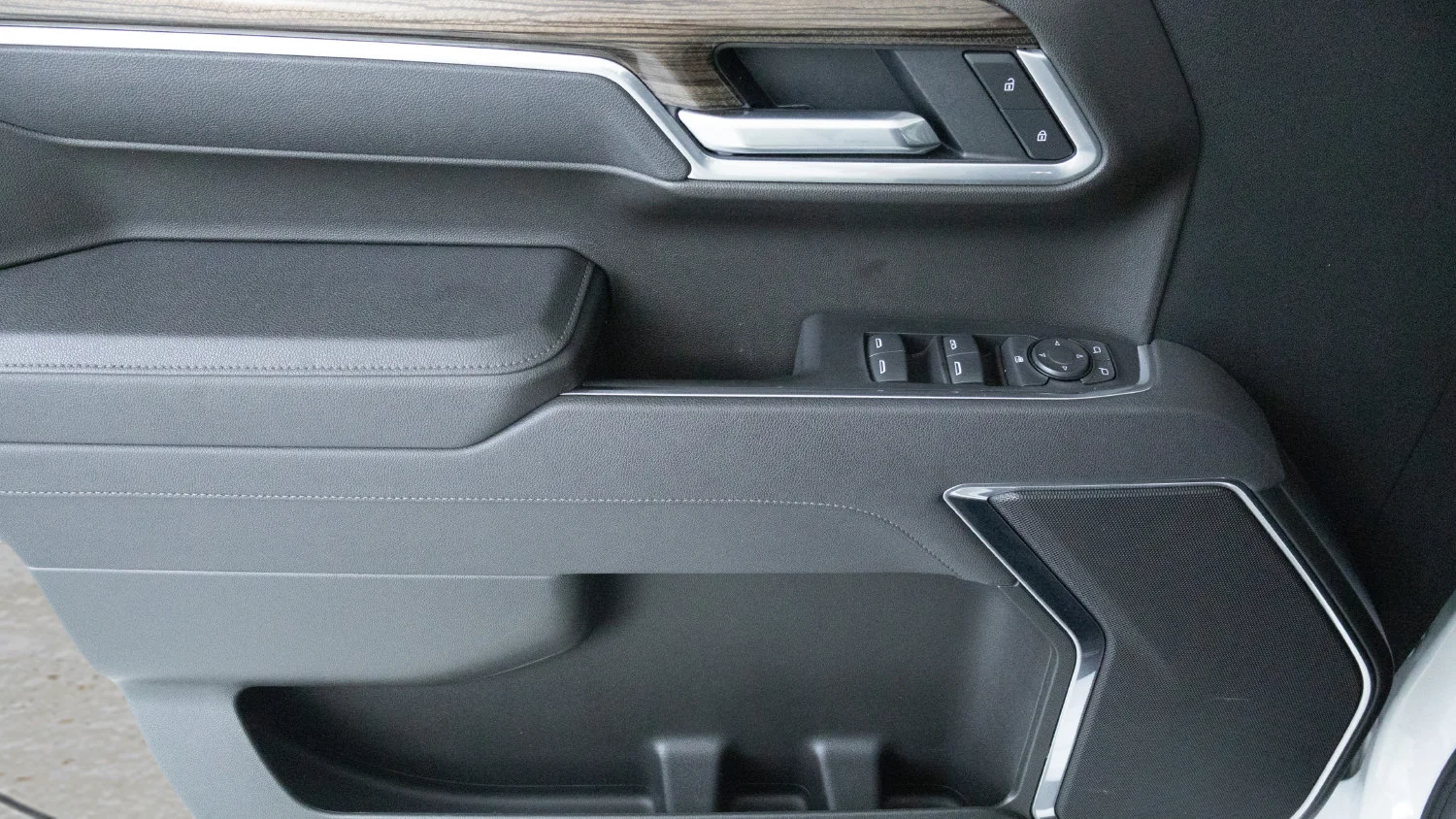 Used 2025 Summit White Chevrolet LT image 22