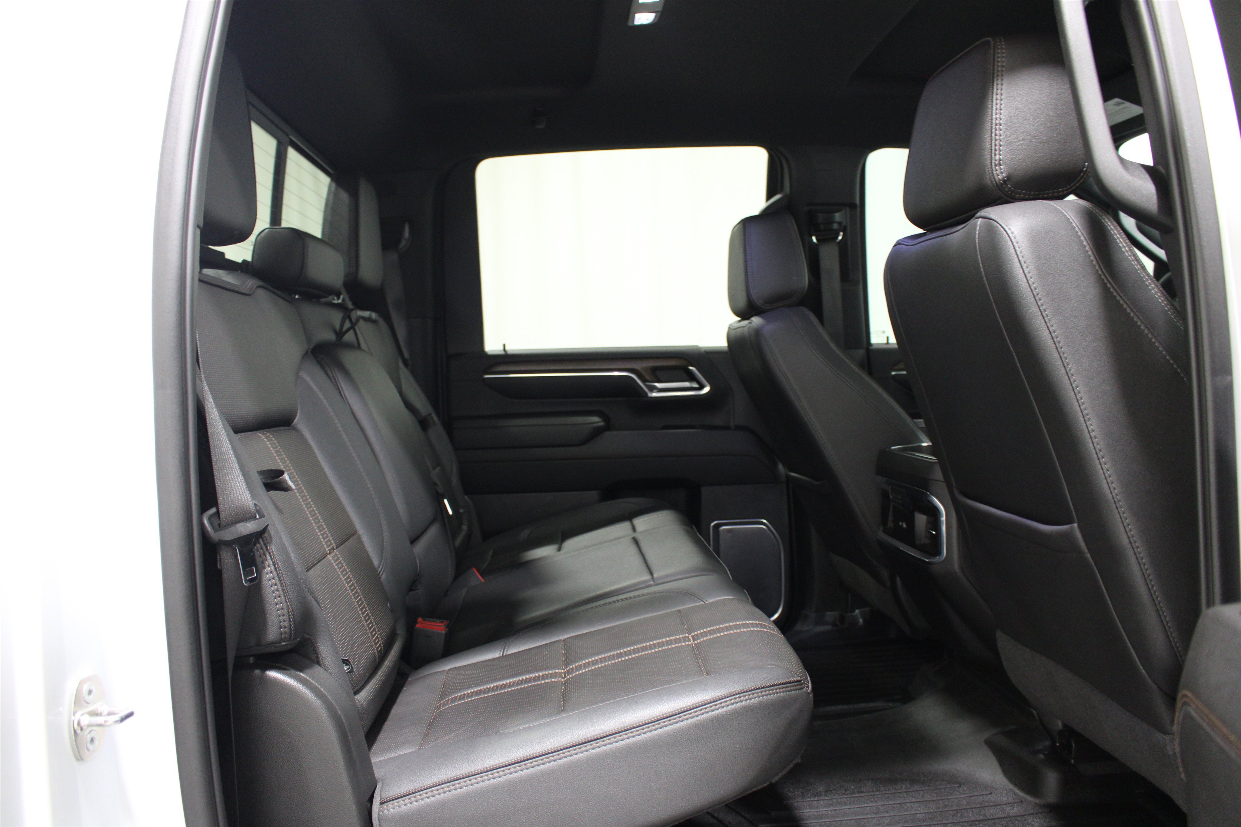 Used 2024 Iridescent Pearl Tricoat Chevrolet High Country image 27