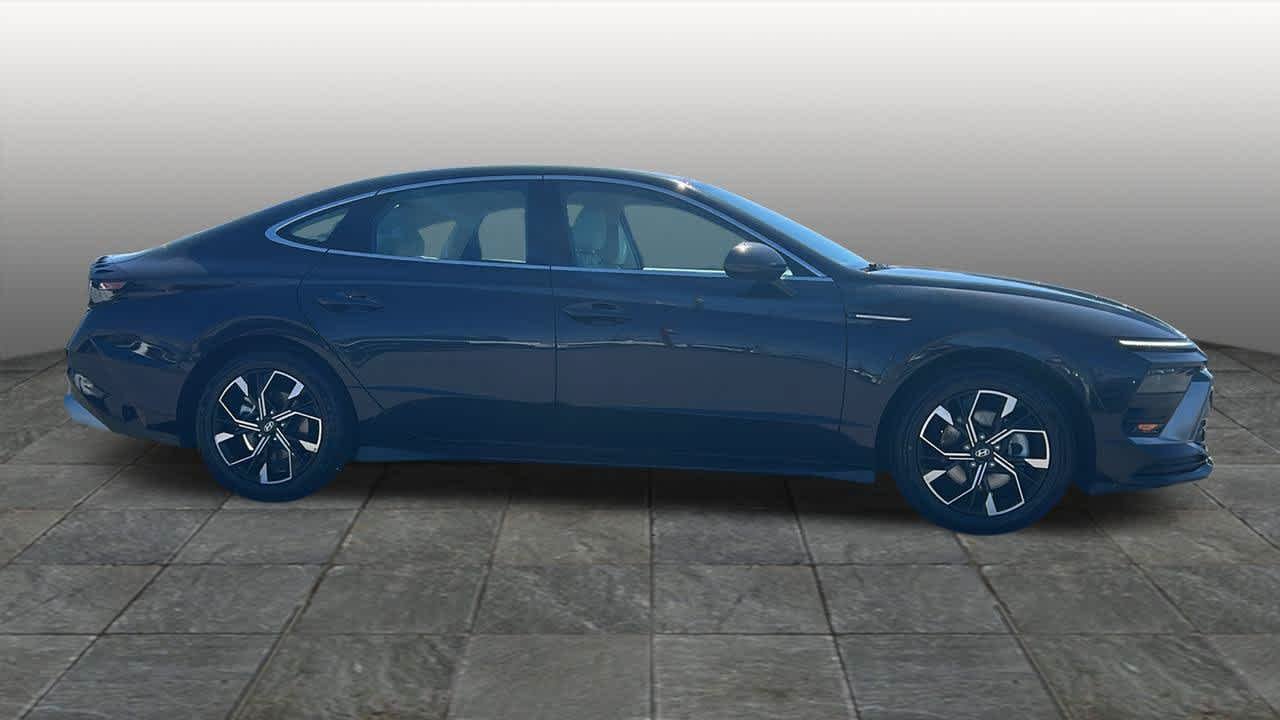 Certified Used 2025 Carbon Blue Hyundai SEL image 4