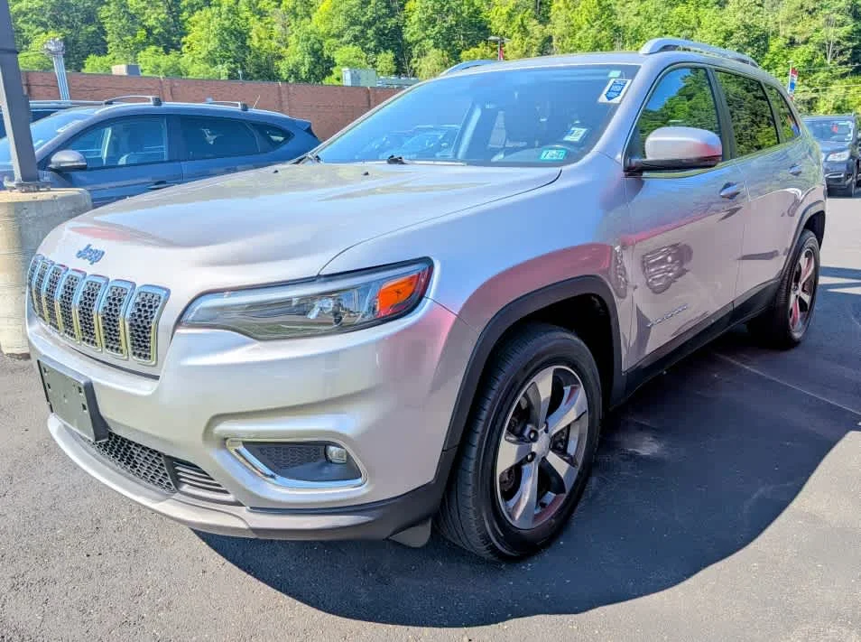 Used 2020 Billet Silver Metallic Clear Coat Jeep Limited image 3