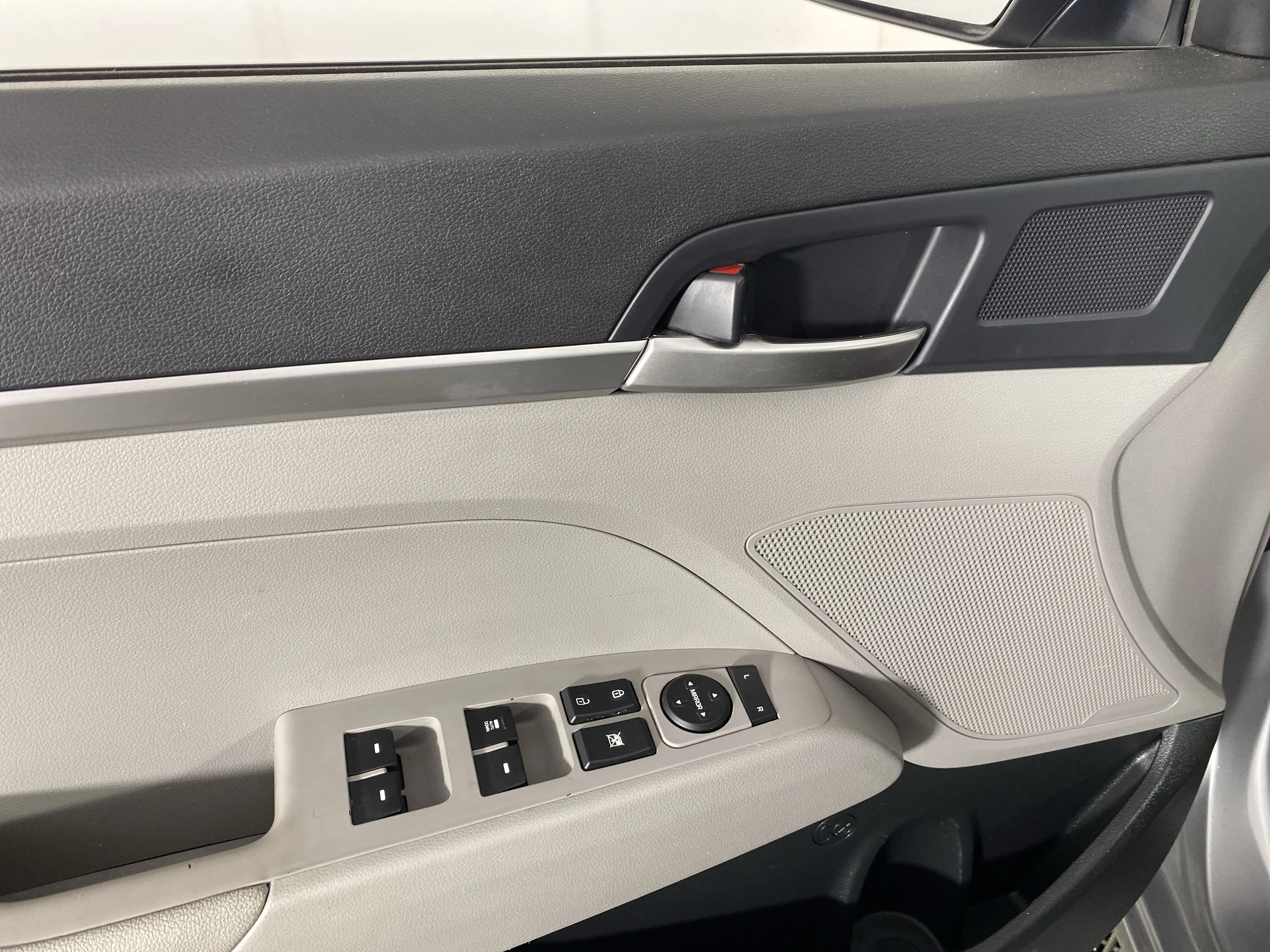 Used 2020 Stellar Silver Hyundai SE image 12