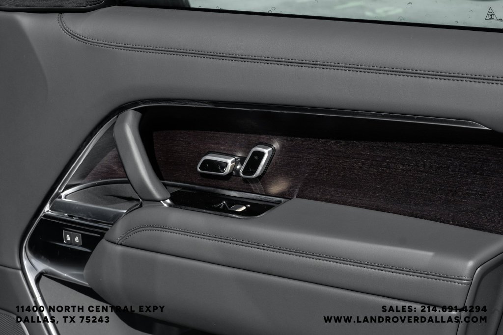 New 2027 Santorini Black Metallic Land Rover SE image 51