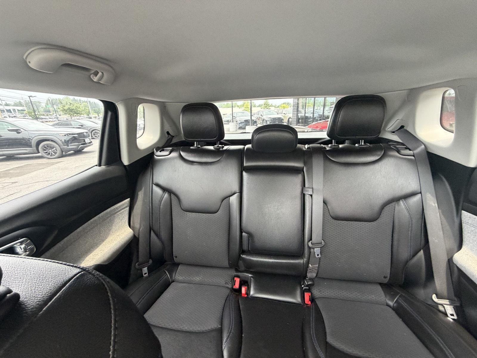 Used 2022 Diamond Black Crystal Pearlcoat Jeep Latitude image 21