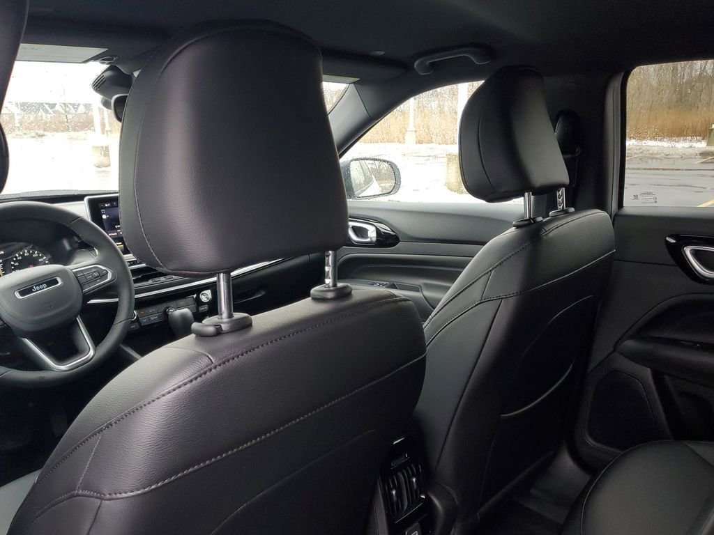 New 2026 Bright White Clearcoat Jeep Latitude image 8