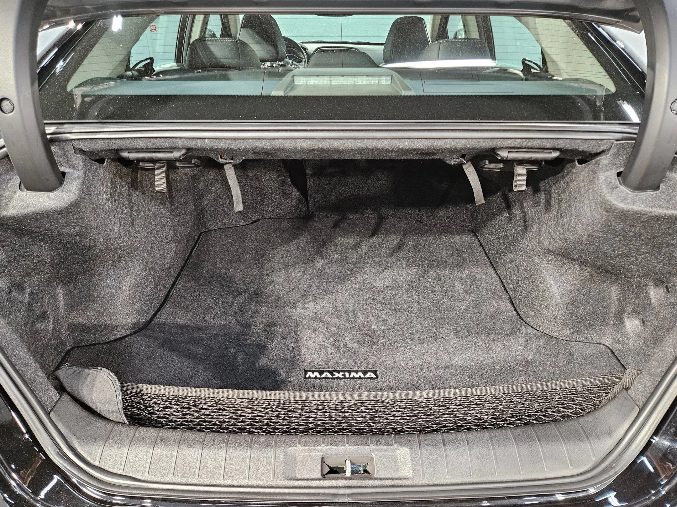 Used 2020 Super Black Nissan Platinum image 18