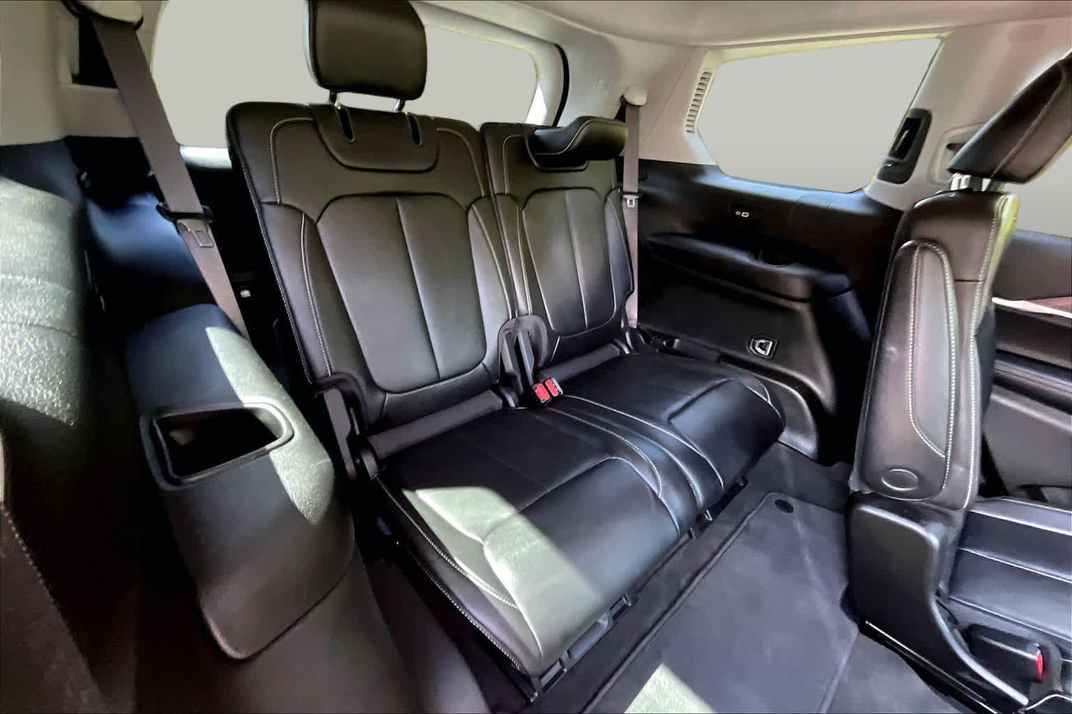 Used 2022 Diamond Black Crystal Pearlcoat Jeep Limited image 23