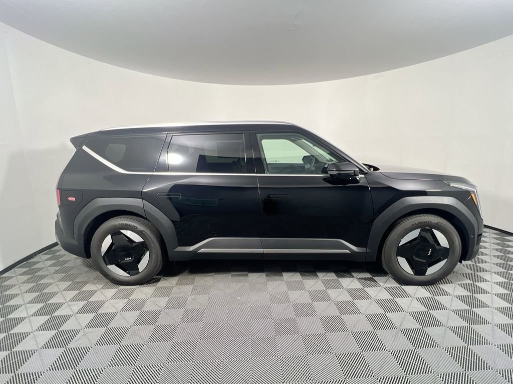 New 2026 Ebony Black Kia Wind AWD image 2