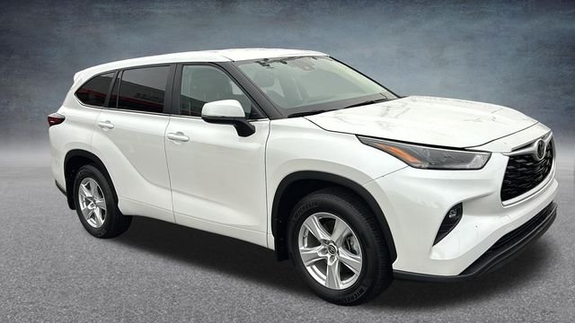 Used 2025 Pearl Toyota LE image 30