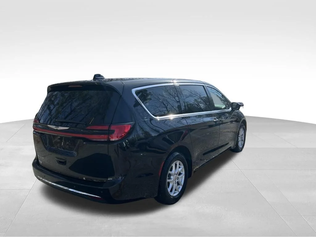 Used 2025 Black Chrysler Select image 5
