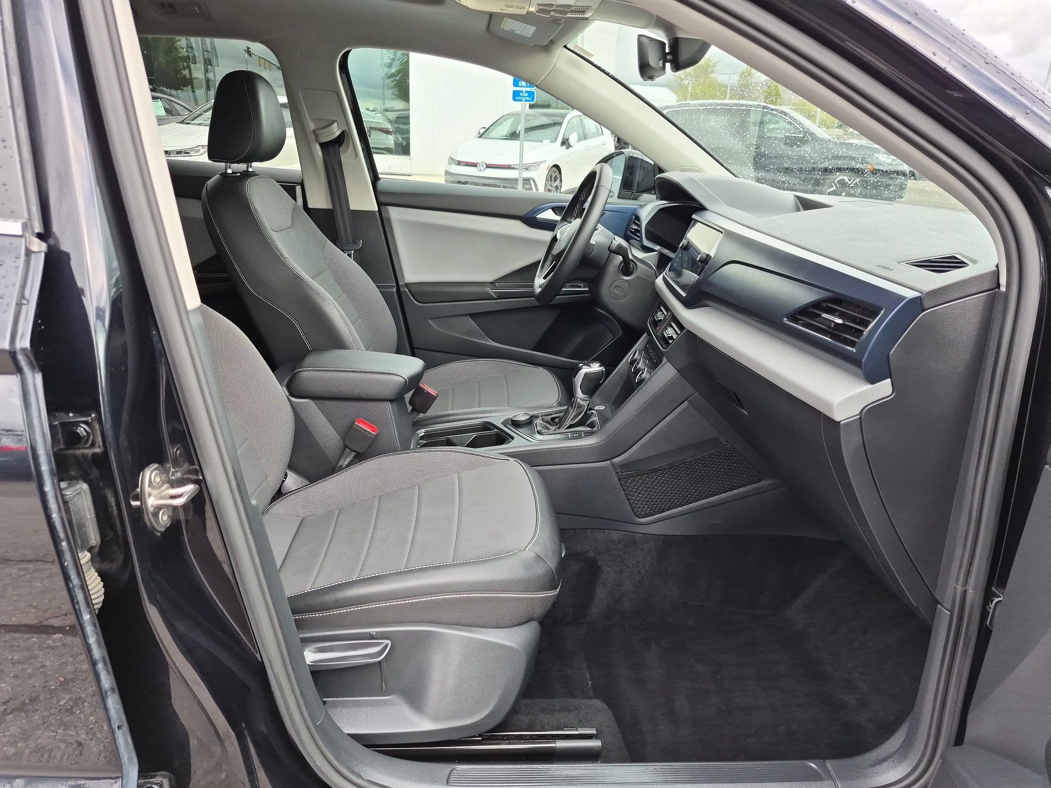 Used 2022 Deep Black Volkswagen SE image 32