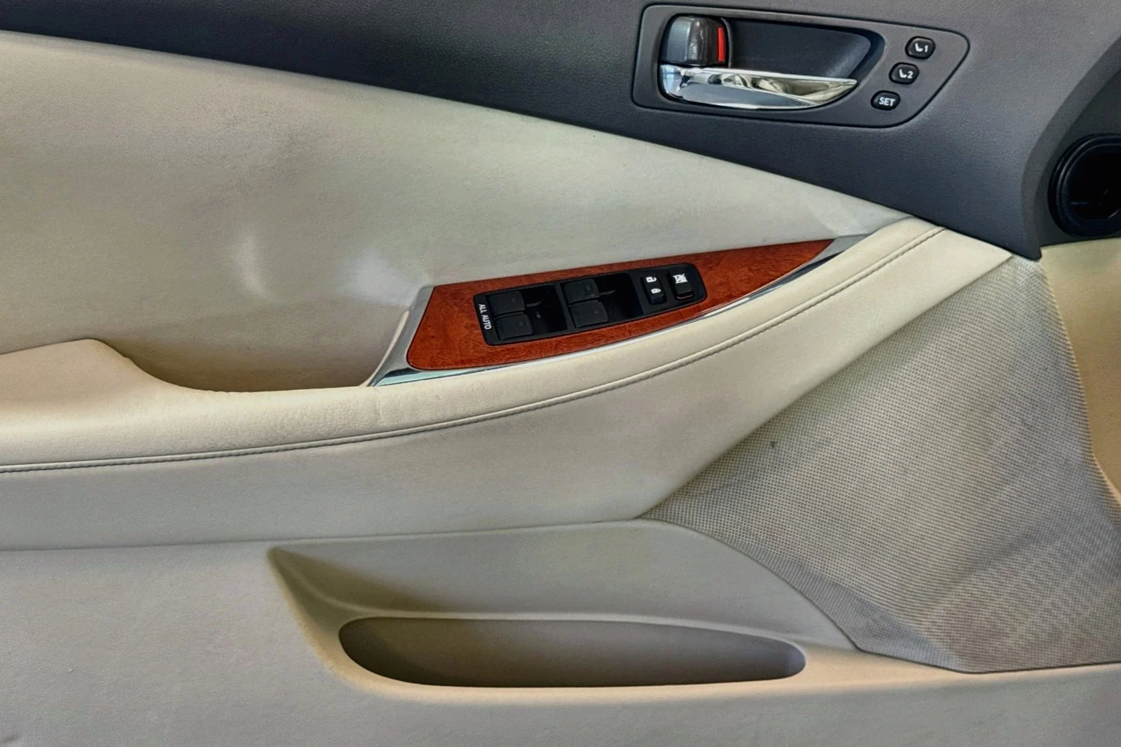 Used 2011 Satin Cashmere Metallic Lexus  image 16