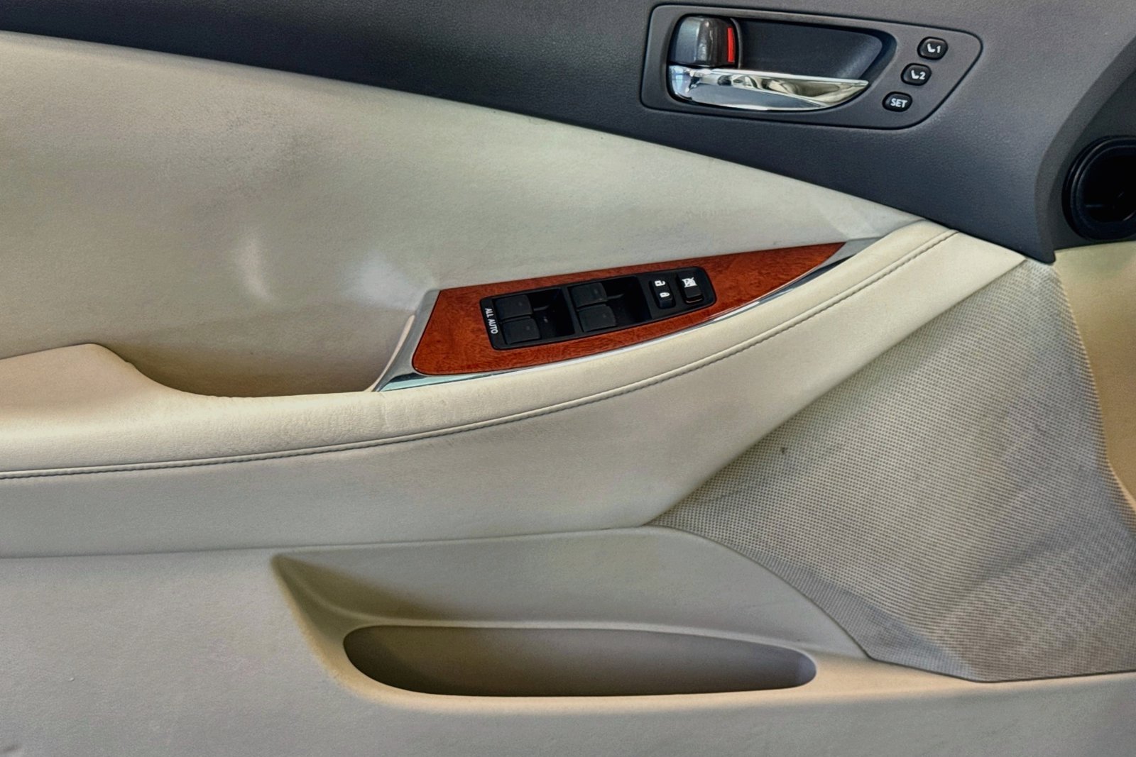 Used 2011 Satin Cashmere Metallic Lexus  image 16